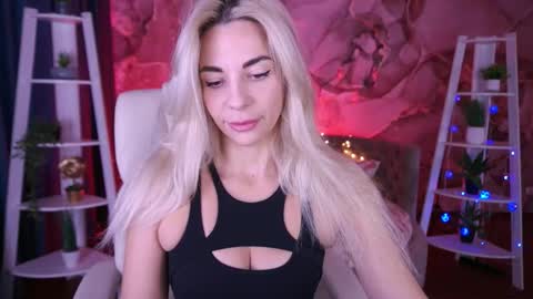 Snapshot of bellarayyy chatting on January 13, 7:02 am Bella online show from January 13, 7:02 am