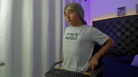 Snapshot of bellaroge chatting on March 19, 5:00 am bellaroge online show from March 19, 5:00 am