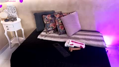 Snapshot of bellarooux chatting on December 15, 11:47 am bellarooux online show from December 15, 11:47 am