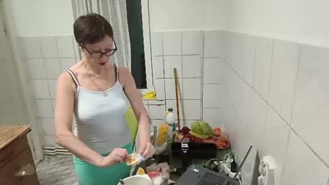 Snapshot of bellarose_2020 chatting on June 12, 7:02 pm Emma online show from June 12, 7:02 pm