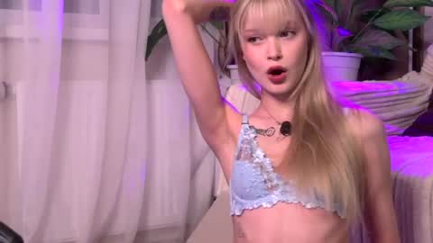 Snapshot of bellasecrettt chatting on April 15, 4:14 pm bellasecrettt online show from April 15, 4:14 pm