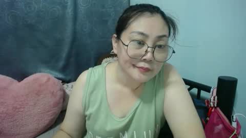 Snapshot of bellbabe chatting on April 15, 4:52 am Bella online show from April 15, 4:52 am