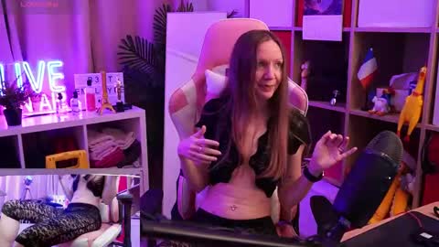 Snapshot of belle_alice chatting on February 5, 7:24 am Alice online show from February 5, 7:24 am