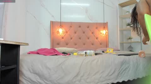 Snapshot of belle_brunette chatting on December 12, 2:15 am belle online show from December 12, 2:15 am