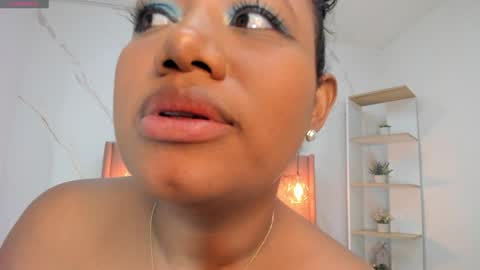 Snapshot of belle_brunette chatting on December 18, 1:05 am belle online show from December 18, 1:05 am