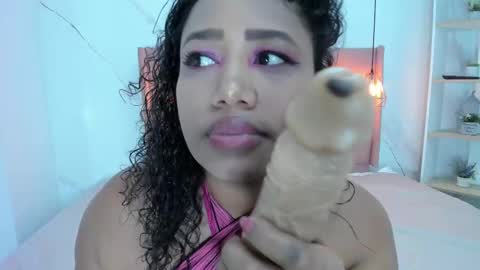 Snapshot of belle_brunette chatting on February 18, 10:14 pm belle online show from February 18, 10:14 pm