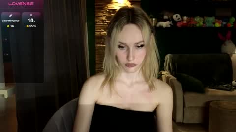 Belle online show from November 25, 2:17 pm