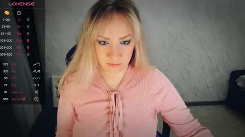 Snapshot of bellezza_ chatting on May 1, 6:12 pm Your Annabelle Wolf online show from May 1, 6:12 pm