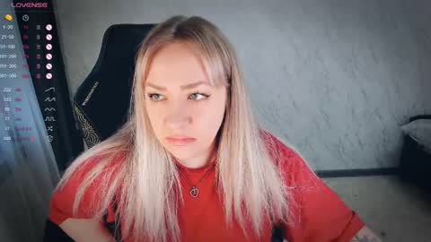 Snapshot of bellezza_ chatting on May 12, 5:43 pm Your Annabelle Wolf online show from May 12, 5:43 pm