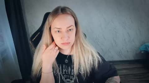 Snapshot of bellezza_ chatting on May 25, 6:03 pm Your Annabelle Wolf online show from May 25, 6:03 pm