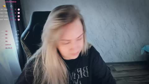 Snapshot of bellezza_ chatting on May 26, 2:46 pm Your Annabelle Wolf online show from May 26, 2:46 pm