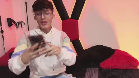 Neon online show from November 10, 11:20 am