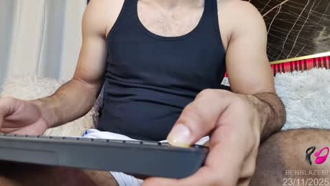 Snapshot of ben_blaze chatting on November 23, 5:51 am BEN online show from November 23, 5:51 am