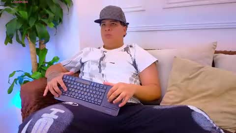 bennett_alejoo online show from July 28, 8:52 pm
