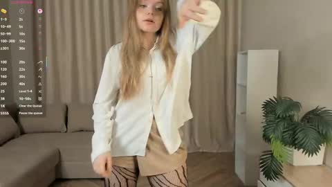 Julie online show from April 25, 6:38 pm