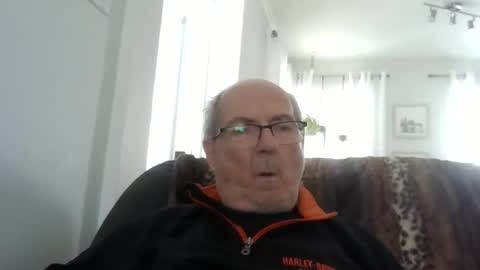 Snapshot of bernard1102 chatting on April 6, 6:20 pm bernard1102 online show from April 6, 6:20 pm