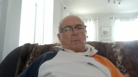 Snapshot of bernard1102 chatting on April 11, 3:38 pm bernard1102 online show from April 11, 3:38 pm
