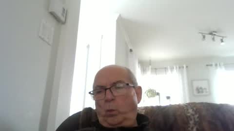 Snapshot of bernard1102 chatting on April 15, 2:13 pm bernard1102 online show from April 15, 2:13 pm