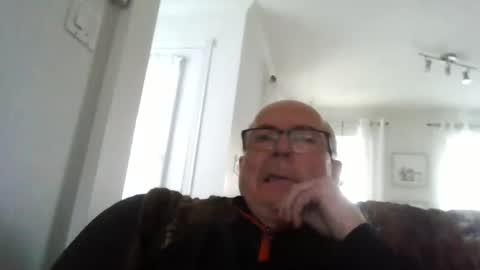 Snapshot of bernard1102 chatting on April 19, 10:01 pm bernard1102 online show from April 19, 10:01 pm