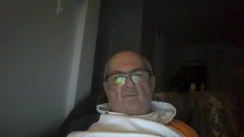 Snapshot of bernard1102 chatting on April 21, 12:45 am bernard1102 online show from April 21, 12:45 am
