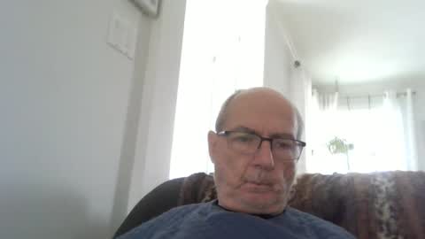 Snapshot of bernard1102 chatting on April 22, 1:01 pm bernard1102 online show from April 22, 1:01 pm
