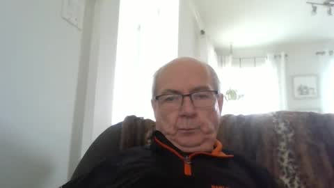 Snapshot of bernard1102 chatting on May 7, 1:16 pm bernard1102 online show from May 7, 1:16 pm