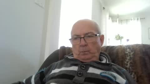 Snapshot of bernard1102 chatting on May 22, 2:22 pm bernard1102 online show from May 22, 2:22 pm