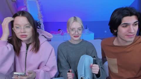 Danny and Kira online show from January 24, 8:43 pm