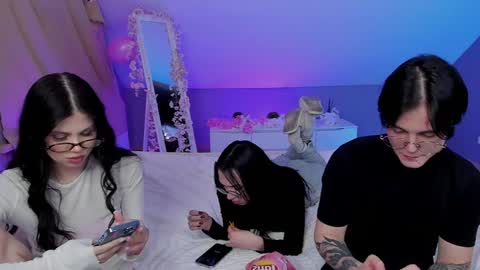 Danny and Kira online show from January 25, 5:40 pm