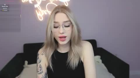 Danny and Kira online show from October 17, 8:28 am