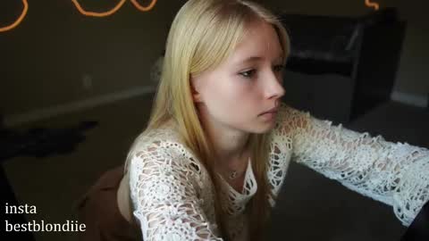 Chloe Next stream on Friday online show from February 21, 6:15 pm