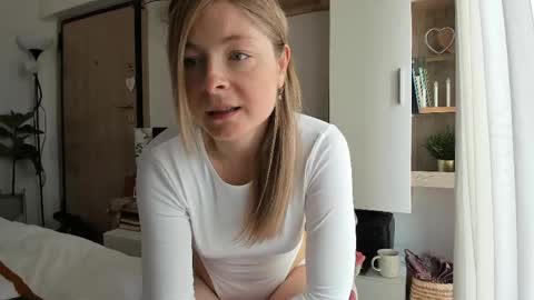 Snapshot of bestgirl_ofthe_neighborhood chatting on May 19, 9:37 am Vicky online show from May 19, 9:37 am