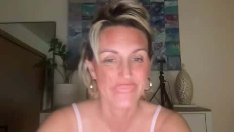 Snapshot of betterconvobesttime chatting on November 25, 12:43 am Best Time and Even better Convo online show from November 25, 12:43 am