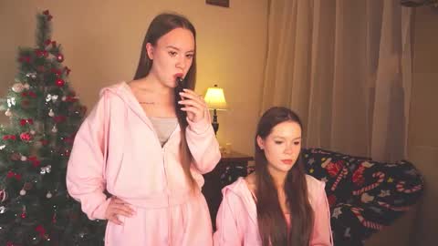 Snapshot of bibandboba_ chatting on December 1, 2:00 pm Lisa and Alice online show from December 1, 2:00 pm