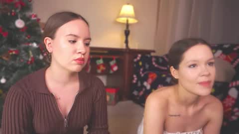 Snapshot of bibandboba_ chatting on December 16, 2:44 pm Lisa and Alice online show from December 16, 2:44 pm