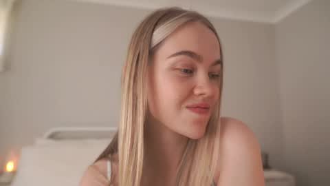 Snapshot of bibi_it_is chatting on April 7, 6:58 am Bibi online show from April 7, 6:58 am