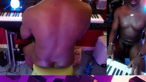 Snapshot of bicepsandfrot chatting on February 15, 7:51 am BicepsandFrot online show from February 15, 7:51 am