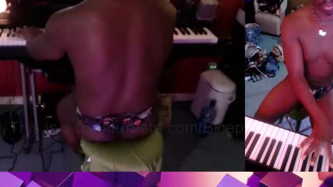 Snapshot of bicepsandfrot chatting on February 16, 1:24 am BicepsandFrot online show from February 16, 1:24 am