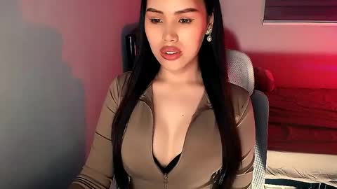 Mia online show from June 8, 1:11 pm
