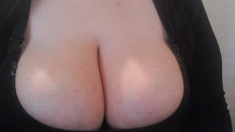 bigbittiesandfun online show from March 5, 1:21 am