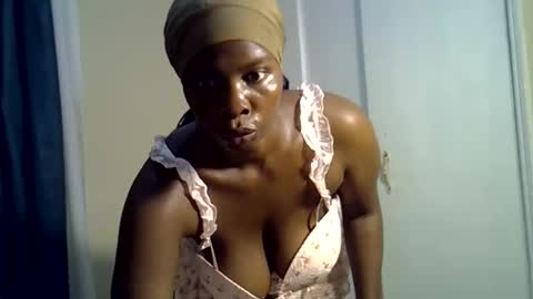 Snapshot of bigbooty_dimples chatting on October 25, 8:25 pm Vee online show from October 25, 8:25 pm