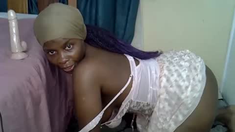 Snapshot of bigbooty_dimples chatting on November 4, 3:00 pm Vee online show from November 4, 3:00 pm