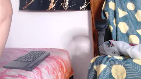 Snapshot of bigclit_isa chatting on May 10, 9:58 am bigclit_isa online show from May 10, 9:58 am