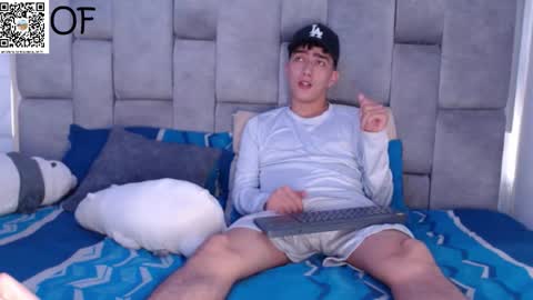 Snapshot of bigcock_couplexxx chatting on October 21, 3:29 am DAVID and JUAN online show from October 21, 3:29 am