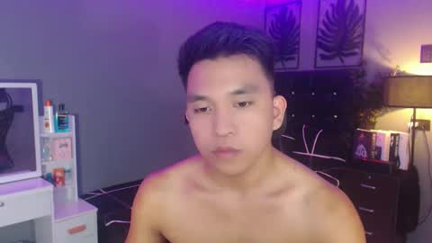 Snapshot of bigcocksimonxx chatting on December 7, 11:18 am Simon online show from December 7, 11:18 am