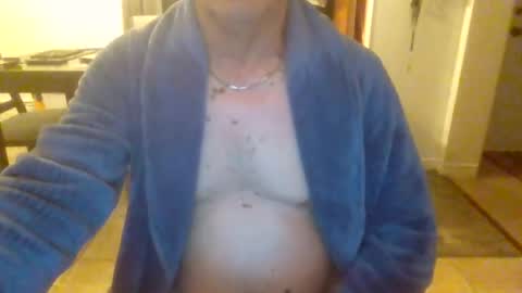 Snapshot of bigdeer581917471 chatting on June 16, 7:11 am bigdeer581917471 online show from June 16, 7:11 am