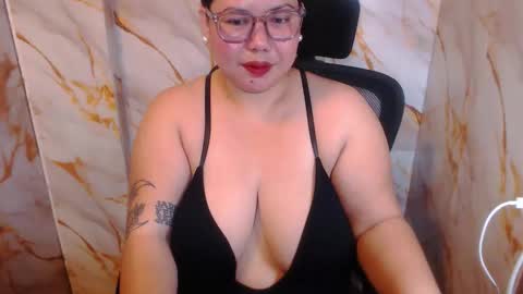 Snapshot of bigtitshotmom chatting on April 24, 9:23 am MARJ online show from April 24, 9:23 am