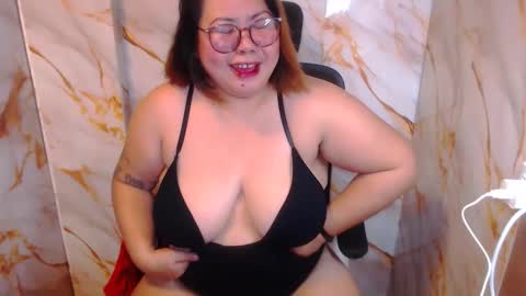 Snapshot of bigtitshotmom chatting on May 17, 9:06 am MARJ online show from May 17, 9:06 am