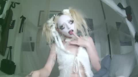 Snapshot of bl0odsyring3 chatting on October 9, 7:12 pm vampire fang online show from October 9, 7:12 pm