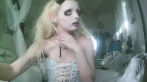 vampire fang  online show from November 20, 8:30 pm